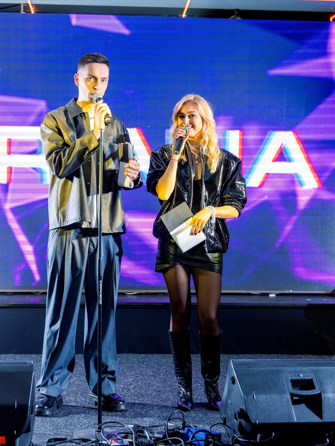 Лакована шкіра, міні та масивні прикраси: Цимбалару показала ефектний вечірній образ