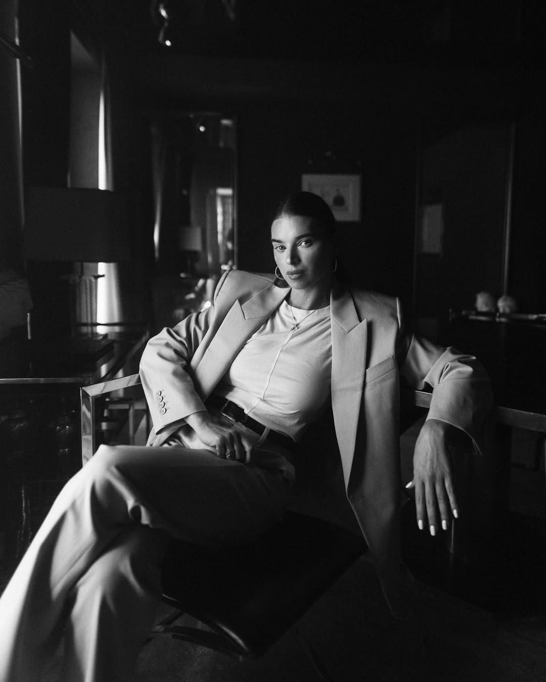 Современный шик от жены Усика: бежевый костюм, футболка и акценты