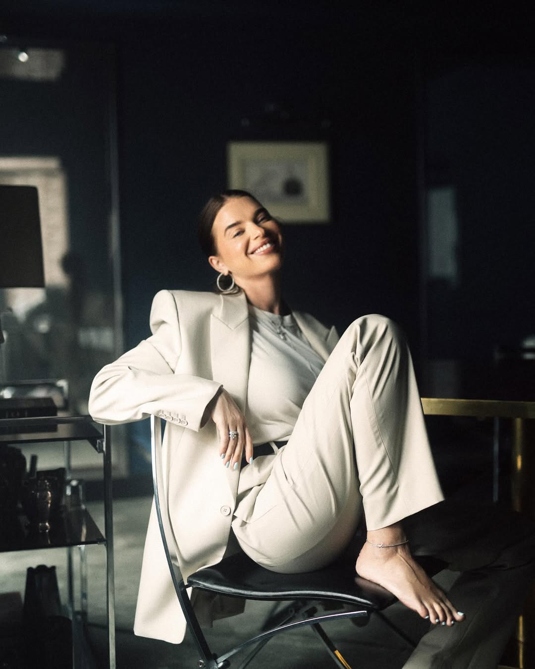 Современный шик от жены Усика: бежевый костюм, футболка и акценты