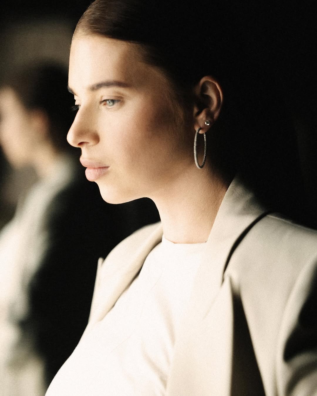 Современный шик от жены Усика: бежевый костюм, футболка и акценты