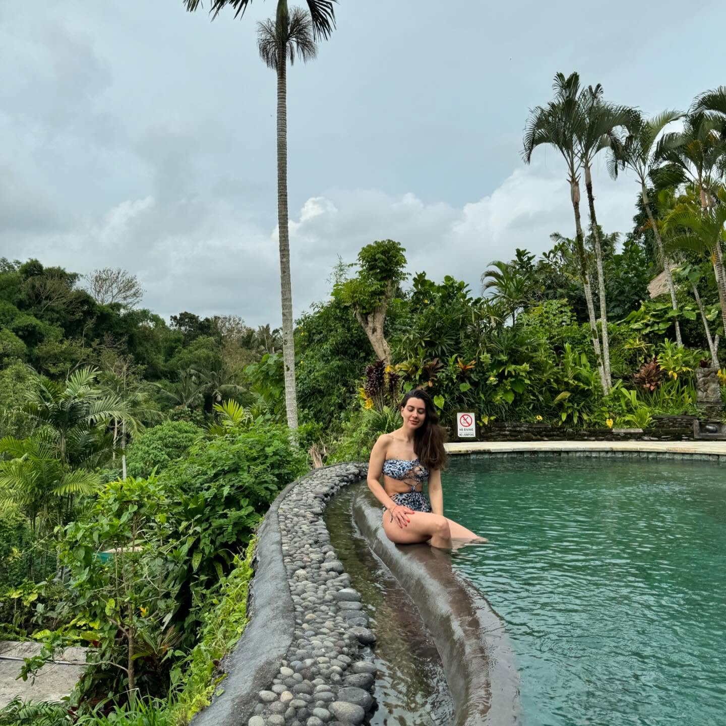 Раміна показала чесні фото в купальнику без фотошопу