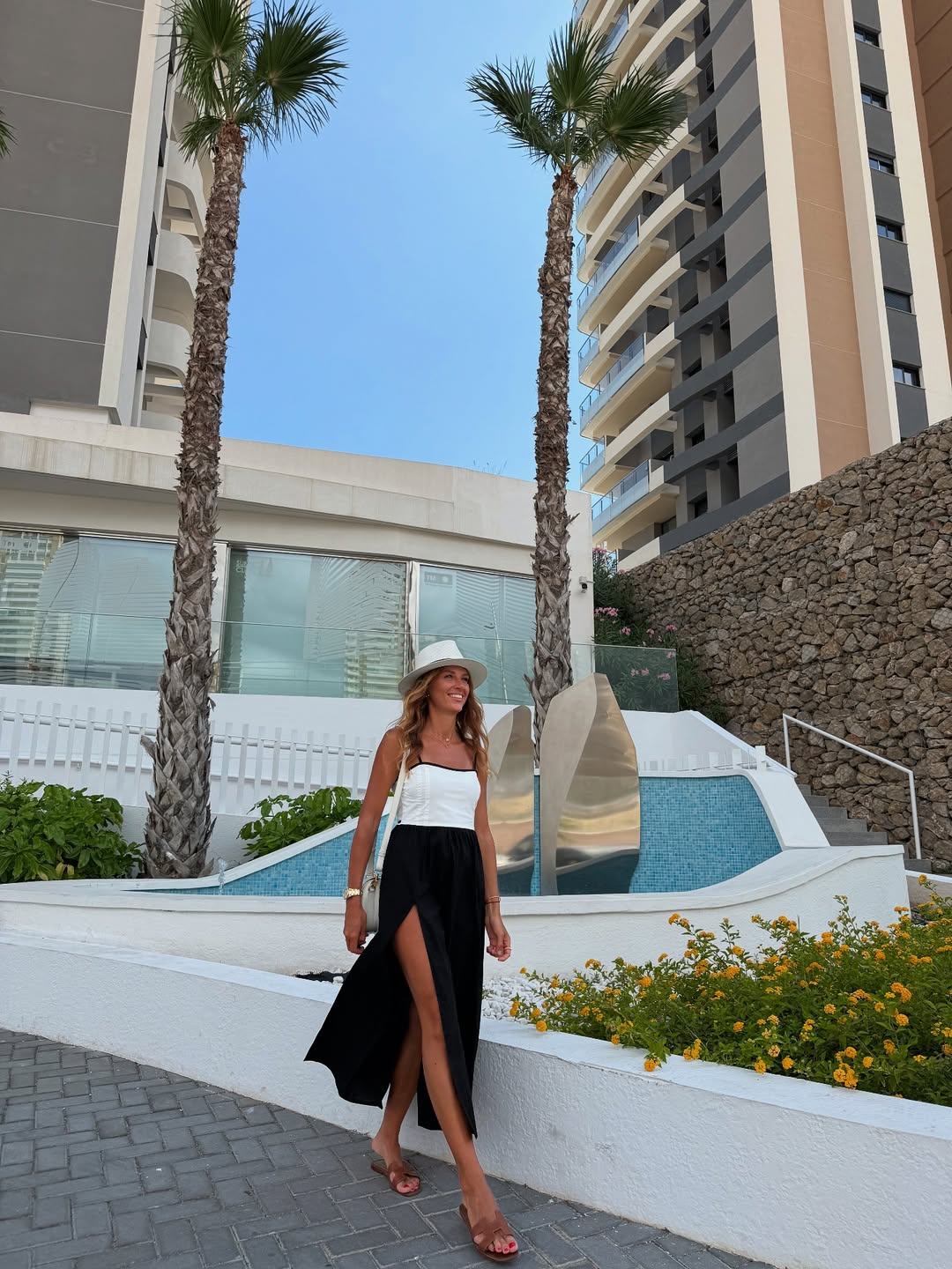 Як носити капелюх на відпочинку: дружина Решетніка показала стильний чорно-білий "лук"