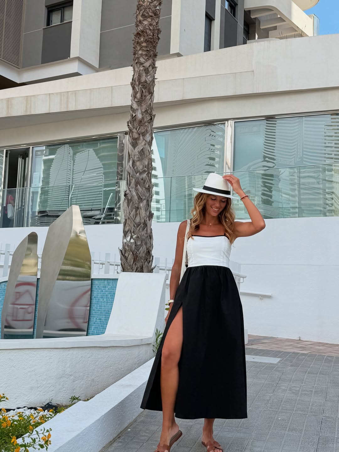 Як носити капелюх на відпочинку: дружина Решетніка показала стильний чорно-білий "лук"