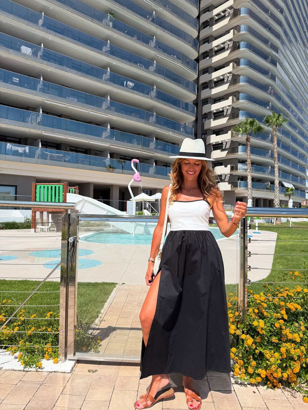 Як носити капелюх на відпочинку: дружина Решетніка показала стильний чорно-білий "лук"