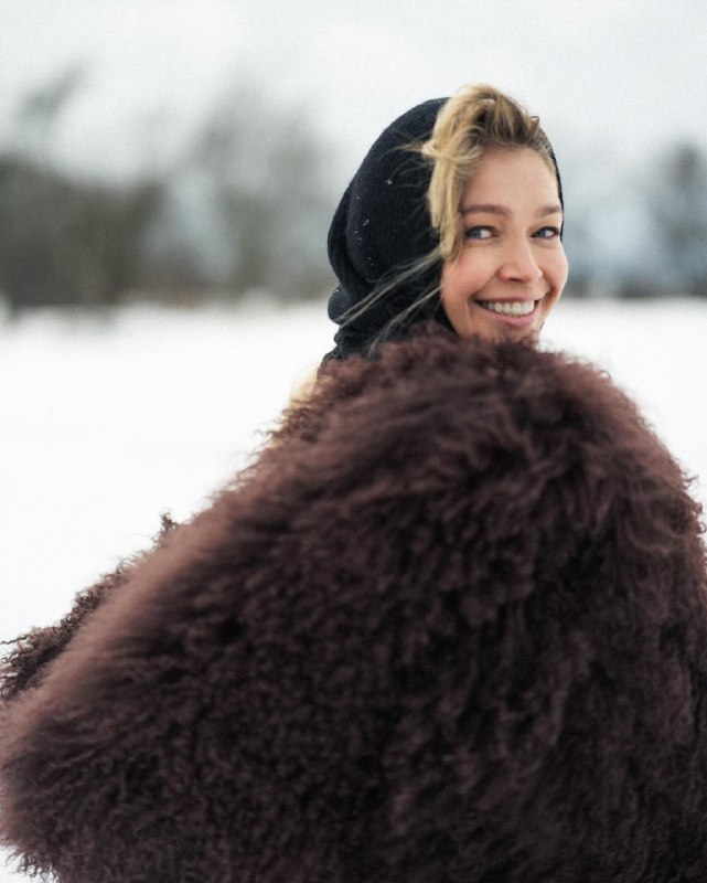 Ефросинина, Брежнева и Джамала показали самые трендовые головные уборы этой зимы: как они выглядят