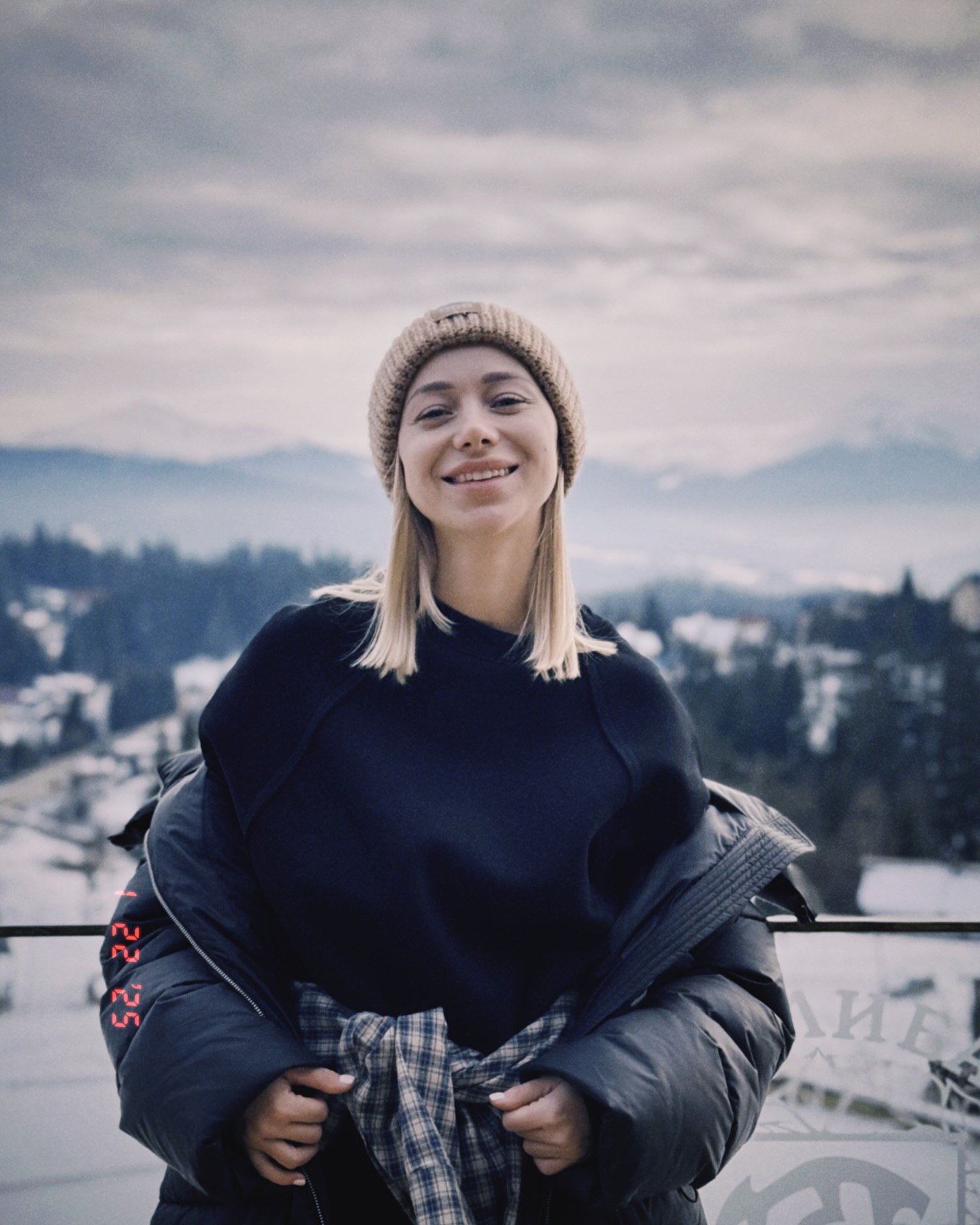 Ефросинина, Брежнева и Джамала показали самые трендовые головные уборы этой зимы: как они выглядят