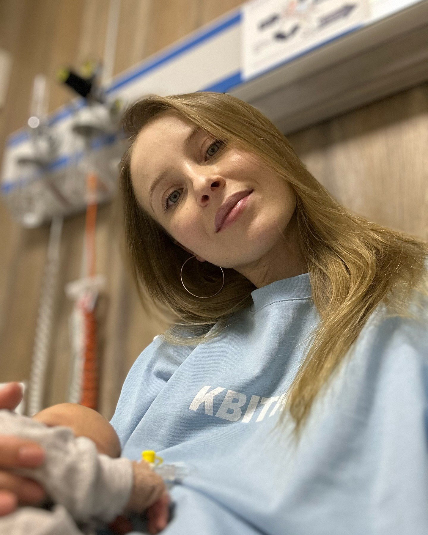 Зірка "Кріпосної" розповіла про стан новонародженої доньки після госпіталізації та попередила всіх батьків