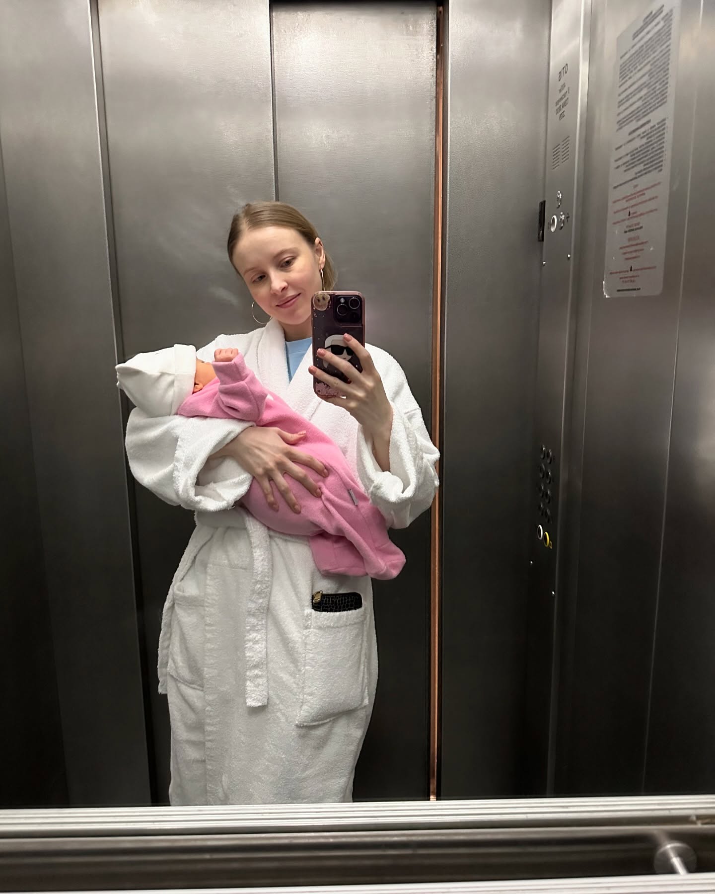 Зірка "Кріпосної" розповіла про стан новонародженої доньки після госпіталізації та попередила всіх батьків