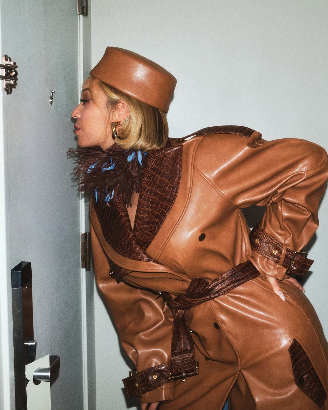 Бейонсе у шкіряному тренчі: одна несподівана деталь змінює стиль до невпізнання