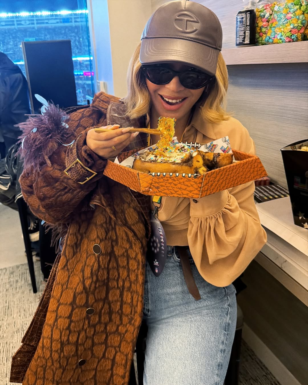 Бейонсе у шкіряному тренчі: одна несподівана деталь змінює стиль до невпізнання