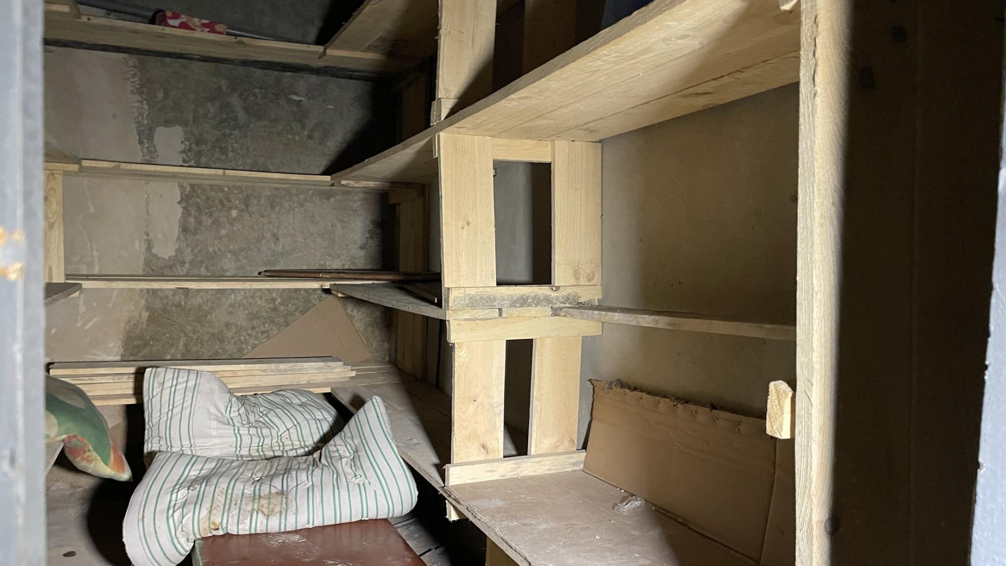 Електричні кабелі та протигази: з'явилися нові фото з катівні окупантів в Ізюмі