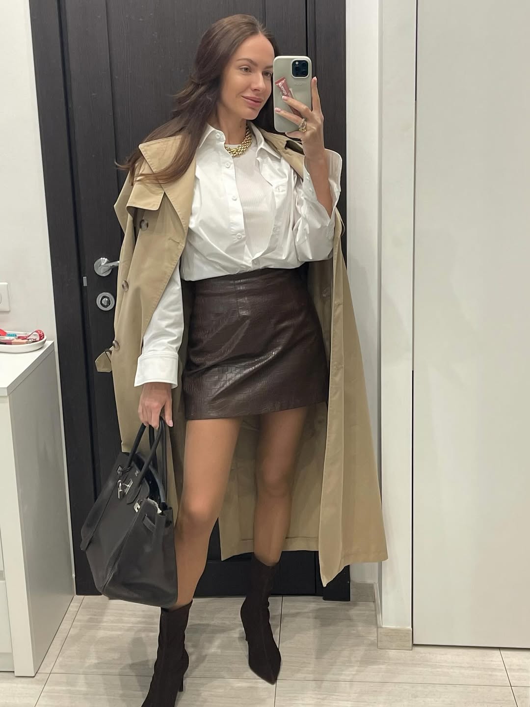 Як стильно носити тренч і шкіряну куртку весною 2025: приклади від колишньої Остапчука