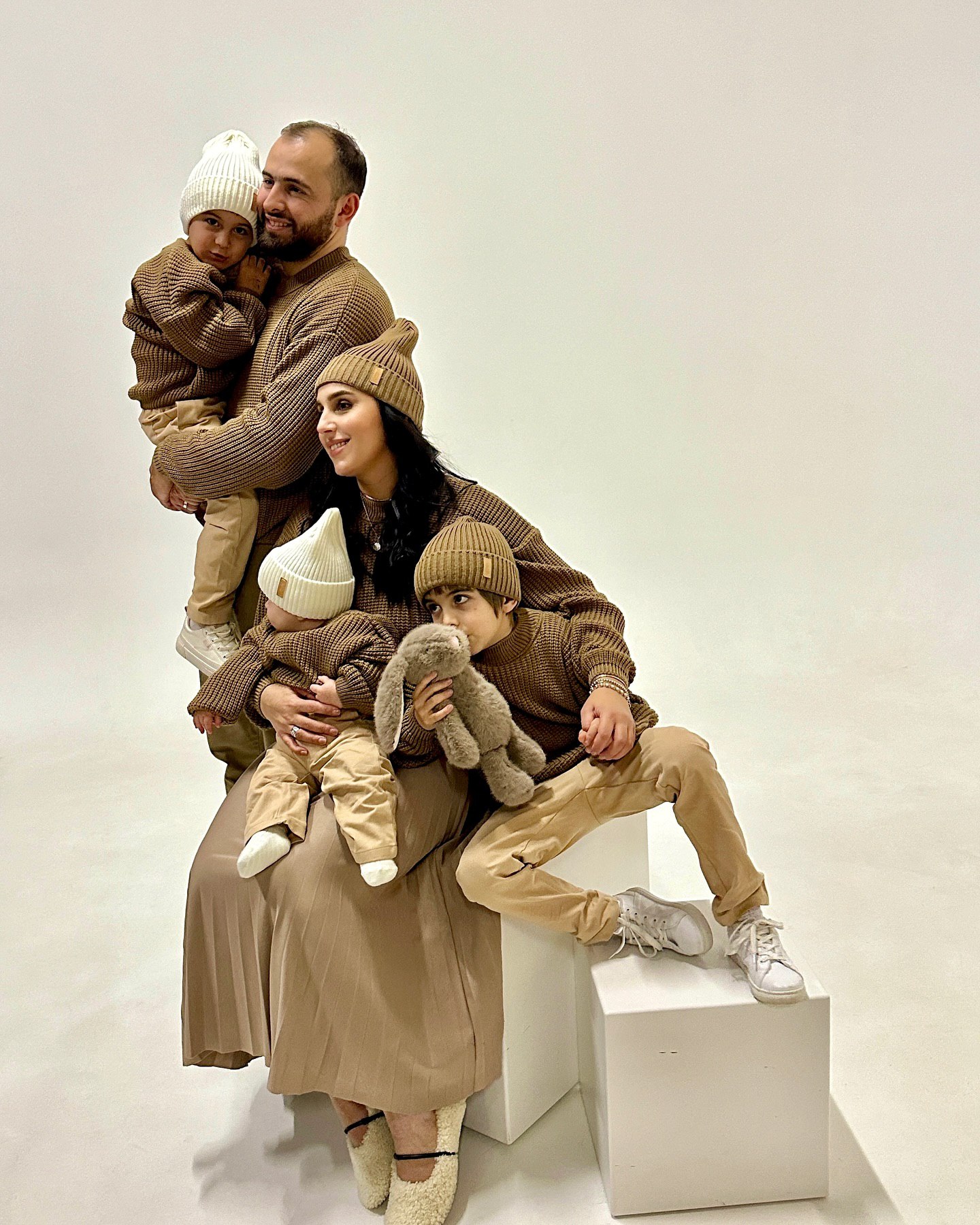 Джамала замилувала стильним фемілі "луком" із чоловіком та трьома синами: затишні фото