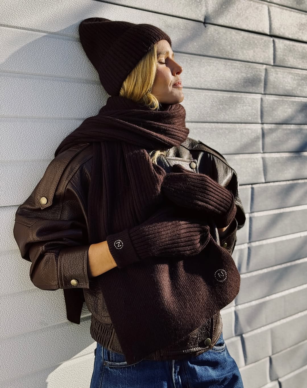 Катерина Кузнєцова показала, як стилізувати "шкірянку" з шапкою і шарфом
