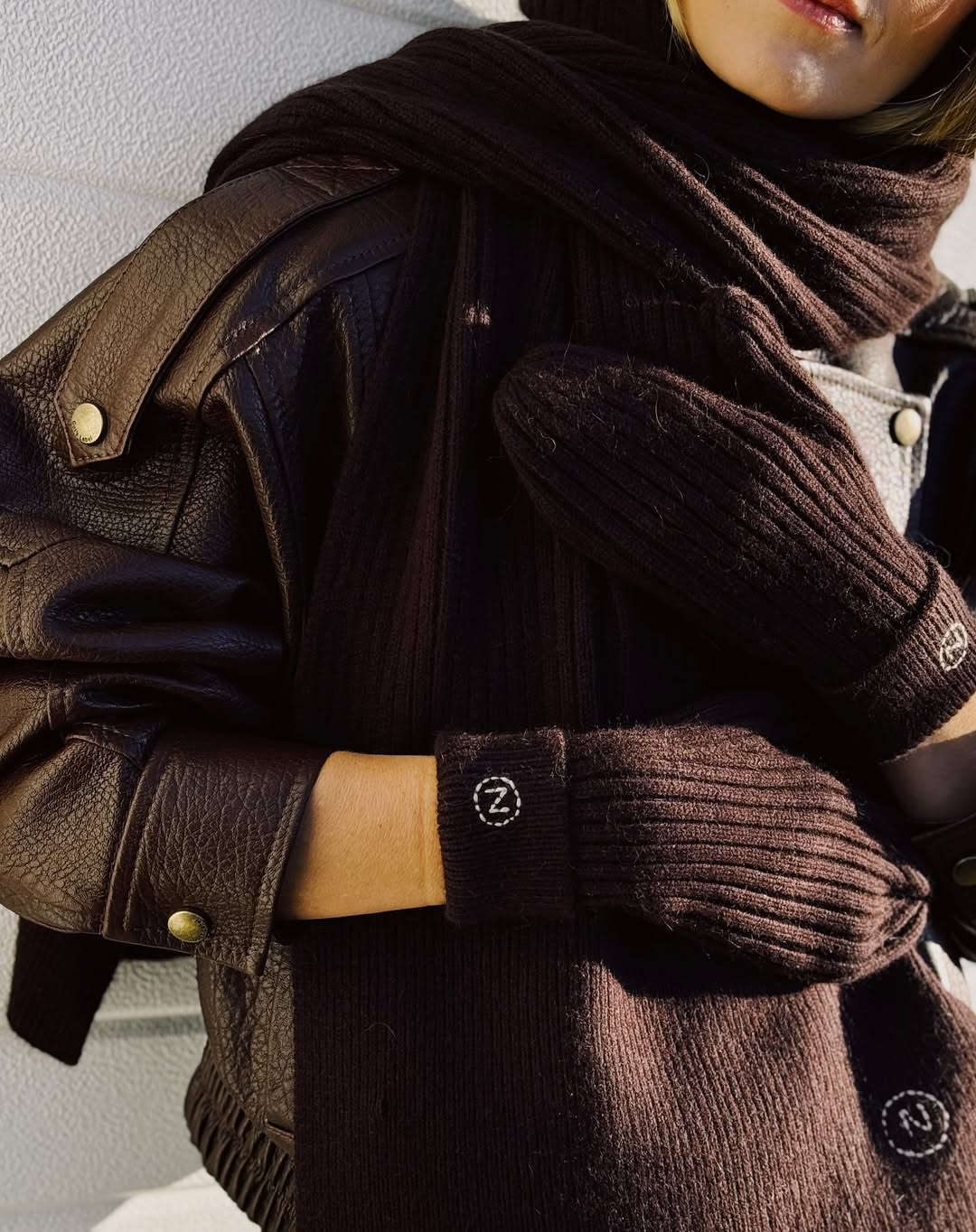 Катерина Кузнєцова показала, як стилізувати "шкірянку" з шапкою і шарфом