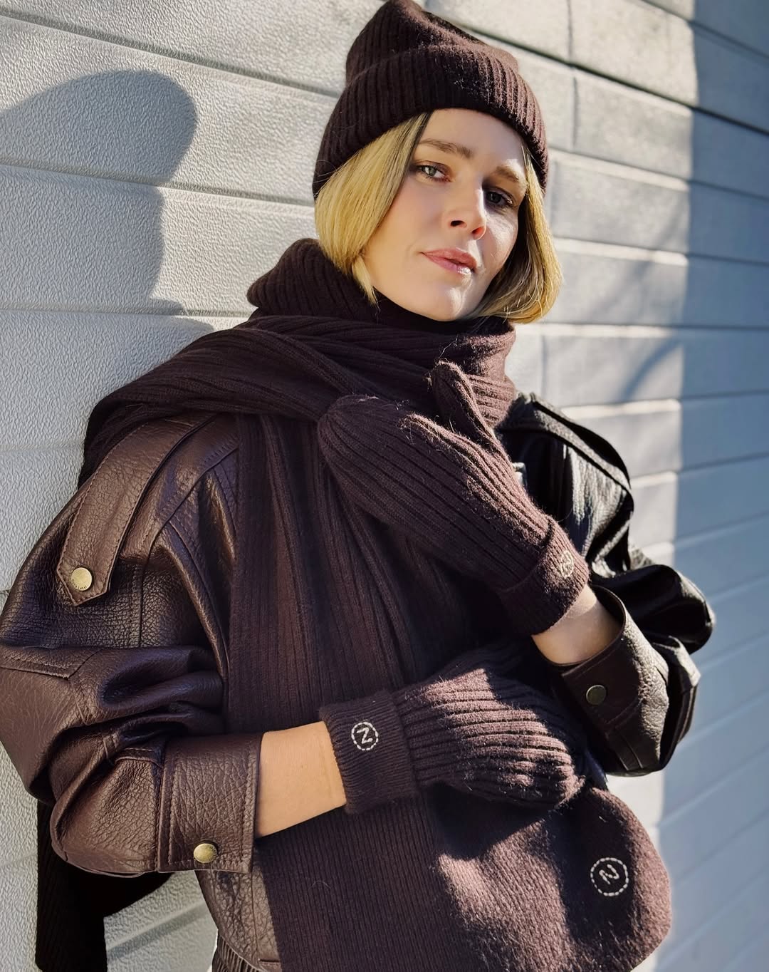 Катерина Кузнєцова показала, як стилізувати "шкірянку" з шапкою і шарфом