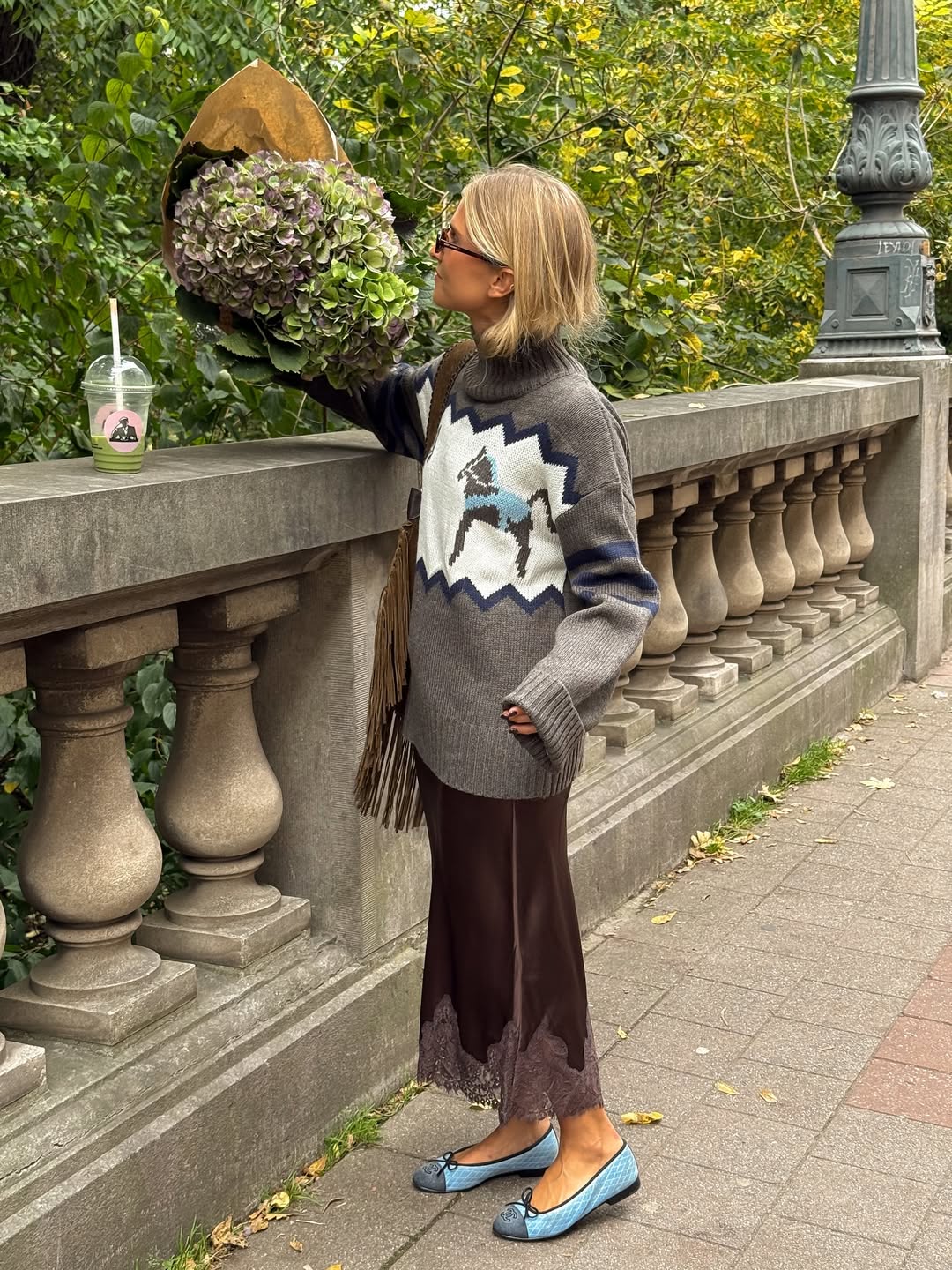 5 наймодніших светрів із високою горловиною, які варто мати цієї зими