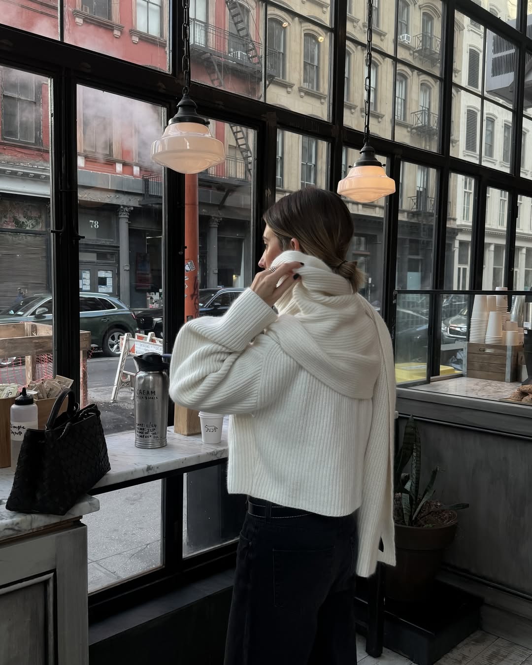 Наймодніший кардиган зими 2025: тренд із шарфом, що підкорив fashion-світ