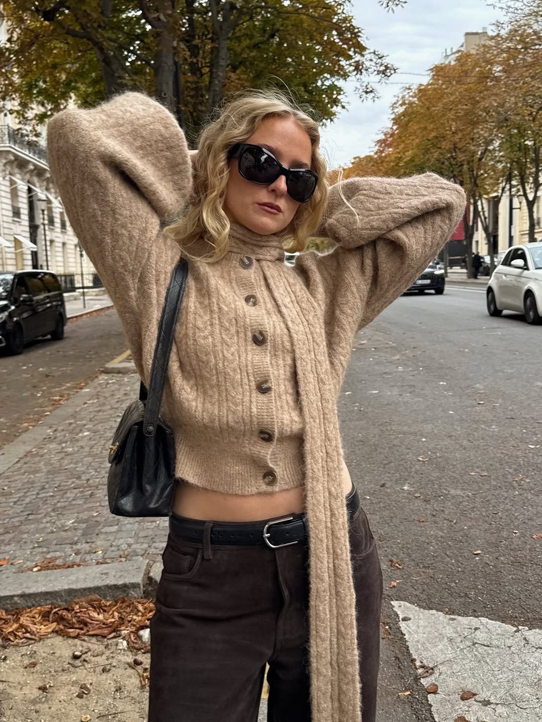 Наймодніший кардиган зими 2025: тренд із шарфом, що підкорив fashion-світ