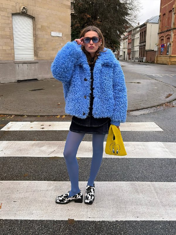 Хутро "баранчик" знову в моді: як його носити взимку 2025-2026