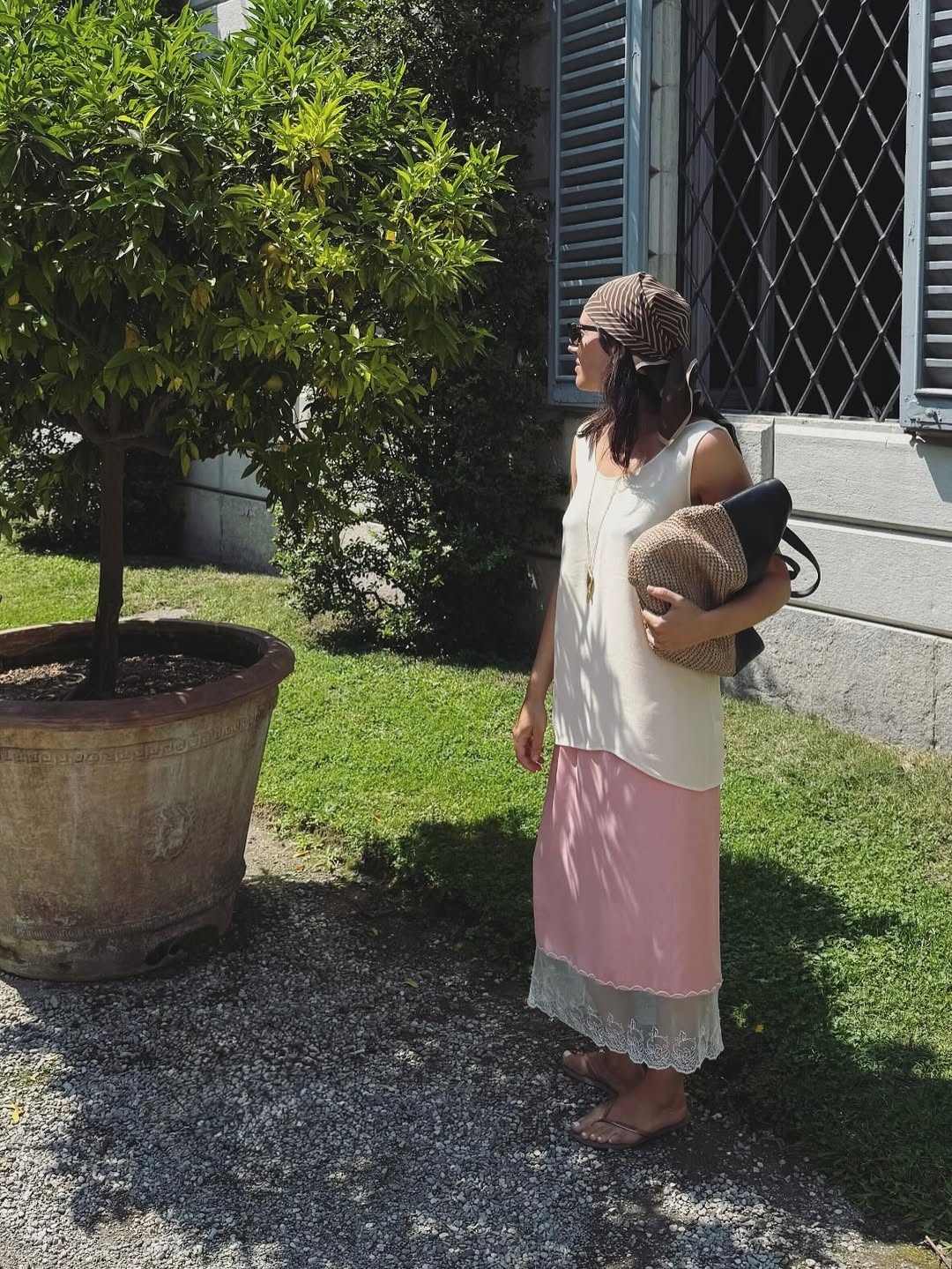 Секрет стильного образу на літо 2025: спідниця в білизняному стилі та футболка оверсайз