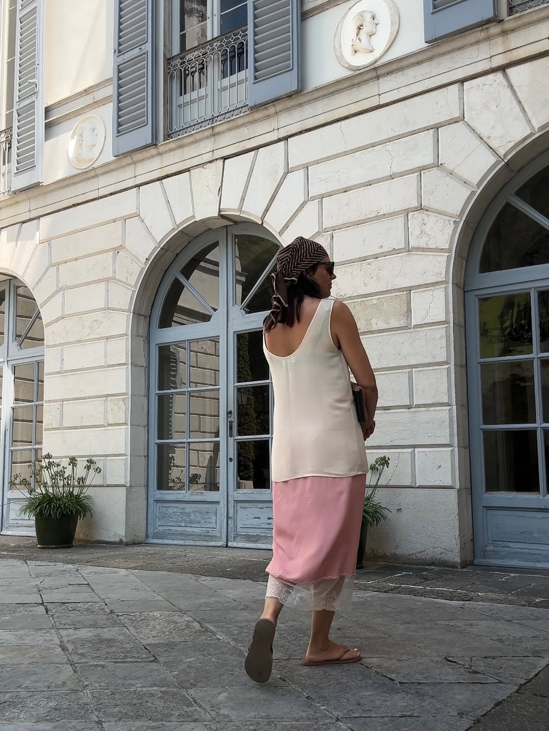 Секрет стильного образу на літо 2025: спідниця в білизняному стилі та футболка оверсайз