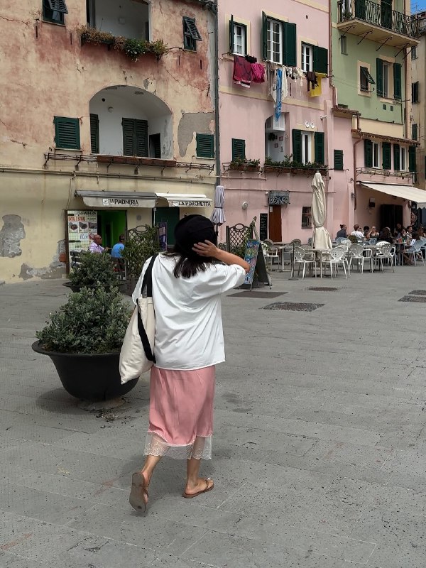 Секрет стильного образу на літо 2025: спідниця в білизняному стилі та футболка оверсайз