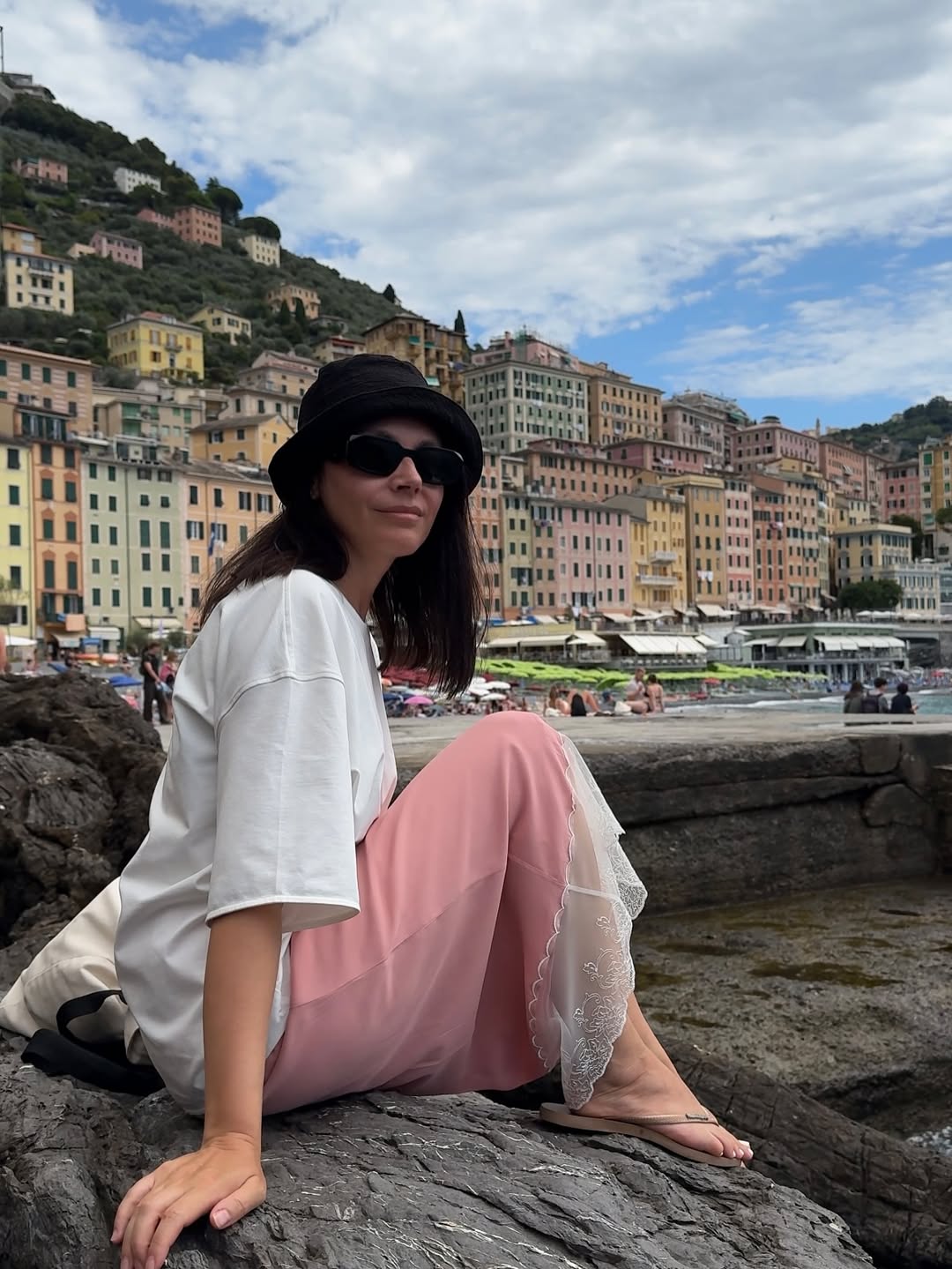 Секрет стильного образу на літо 2025: спідниця в білизняному стилі та футболка оверсайз