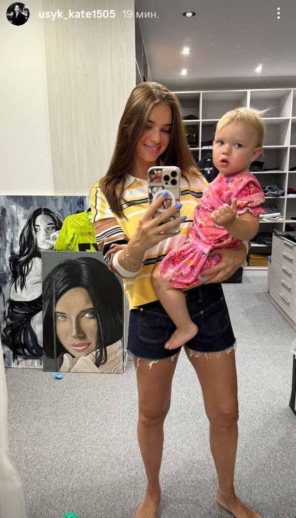 В'єтнамки знову в моді: стильний приклад від дружини Усика