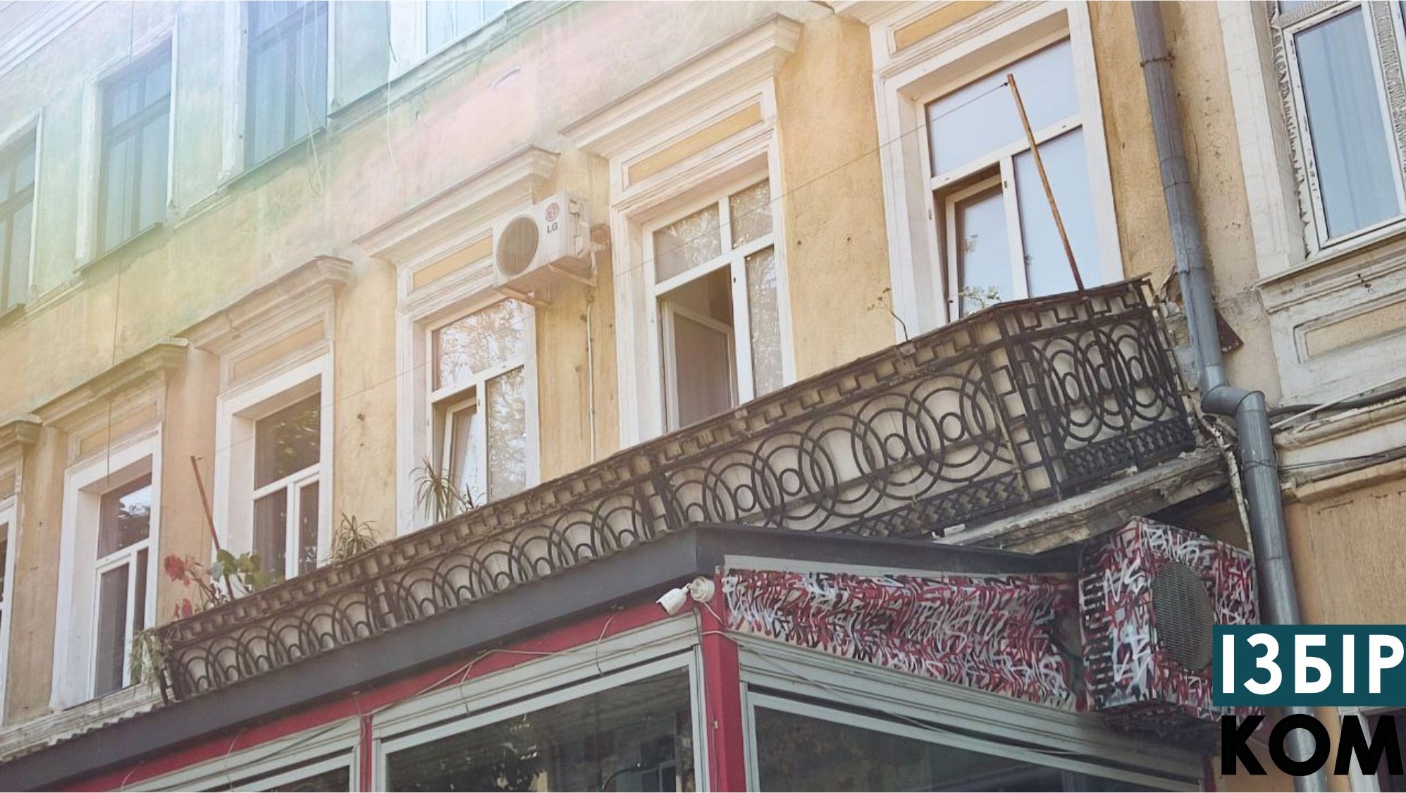 В центре Одессы упал балкон с хозяйкой квартиры в доме-памятнике архитектуры (фото)