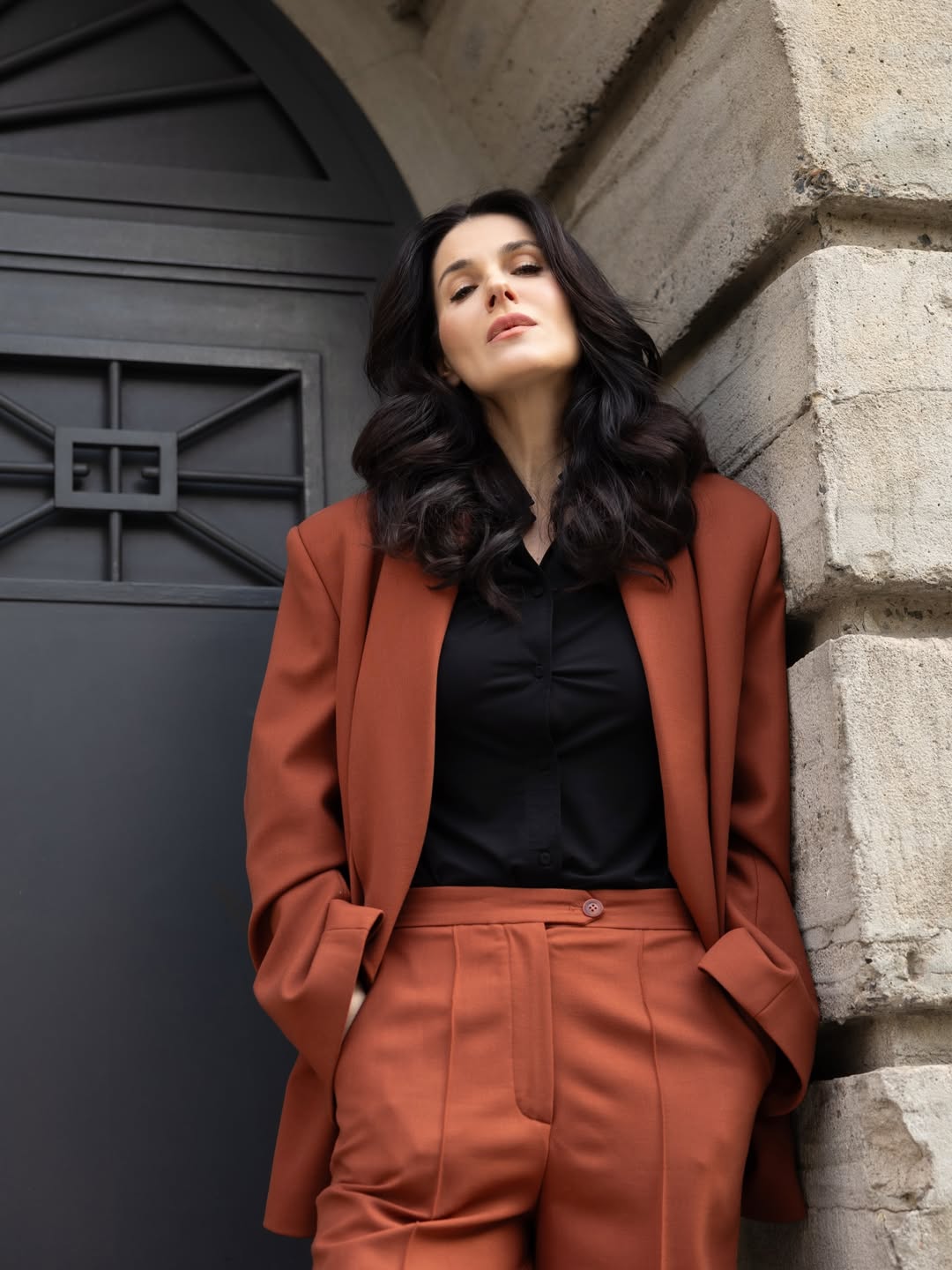 Маша Єфросиніна у теракотовому костюмі: образ, що додає впевненості будь-якій жінці