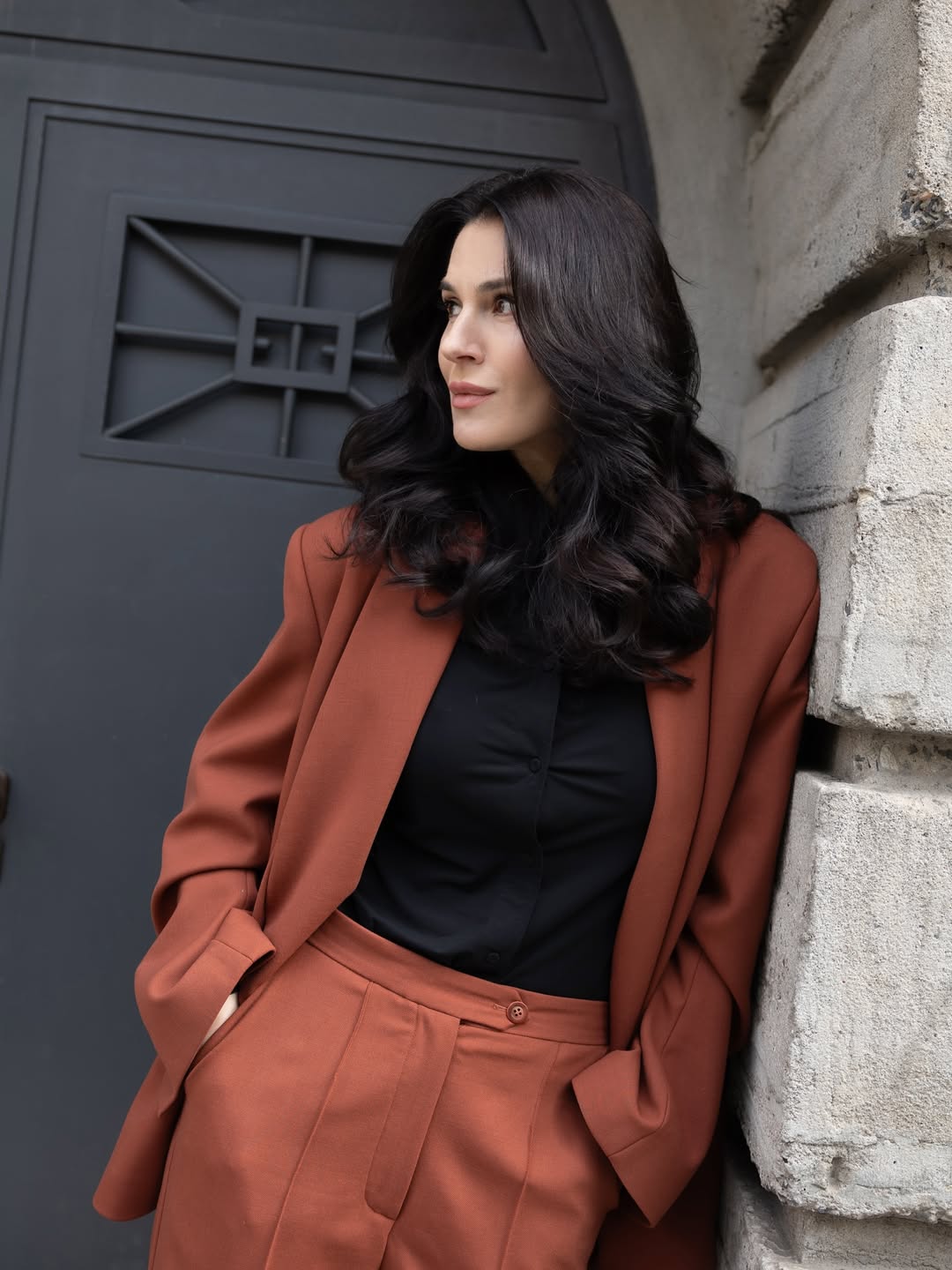 Маша Єфросиніна у теракотовому костюмі: образ, що додає впевненості будь-якій жінці