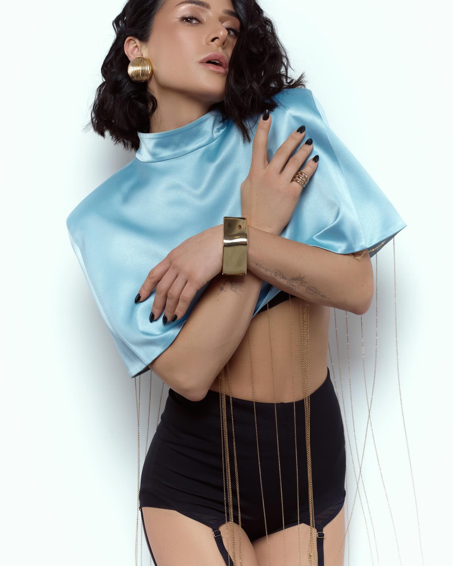 Топ, высокие сапоги и чулки: Злата Огневич похвасталась стройной фигурой на соблазнительных фото