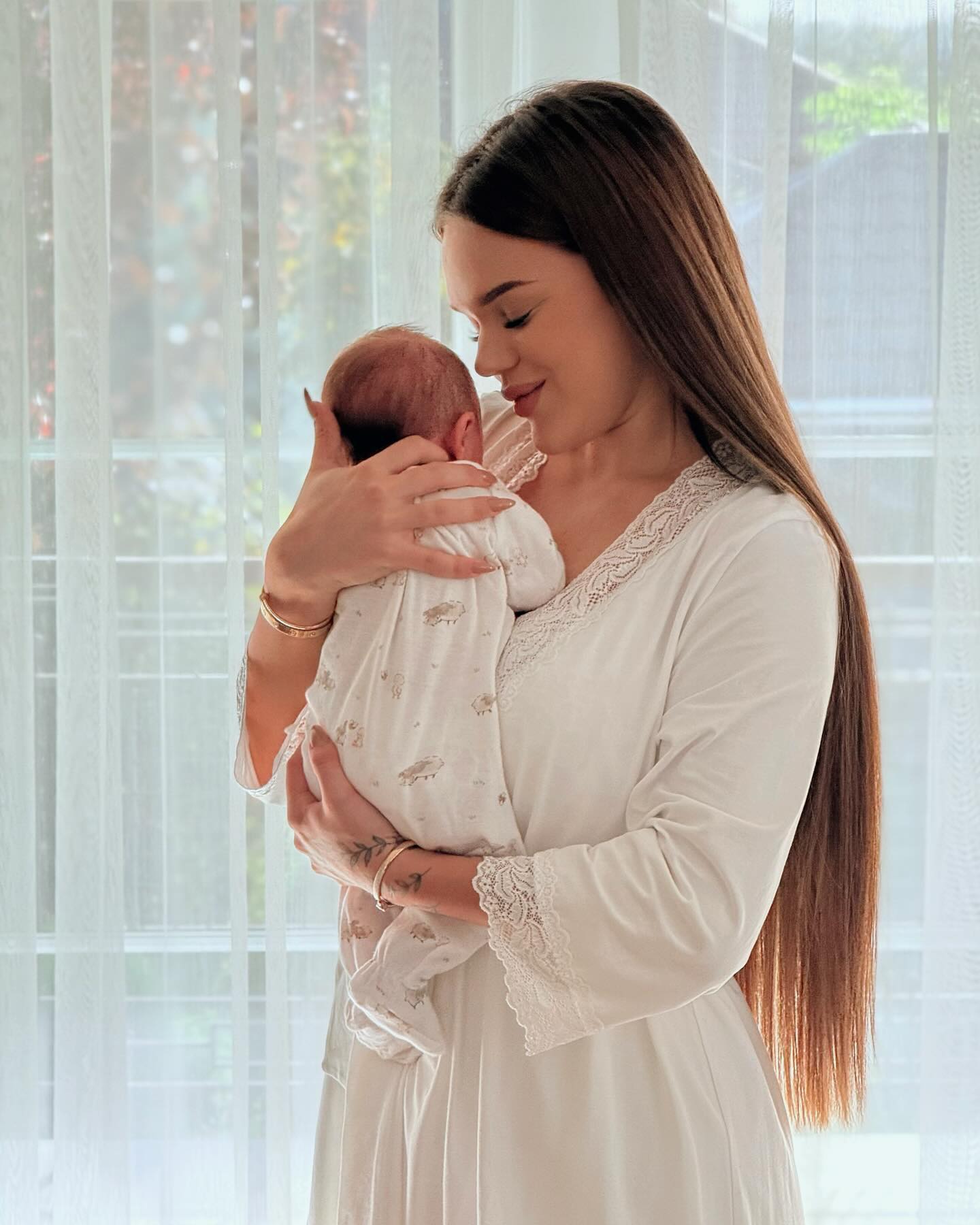 Блогерка Верба похвалилася підтягнутою фігурою у нижній білизні через місяць після пологів (фото)