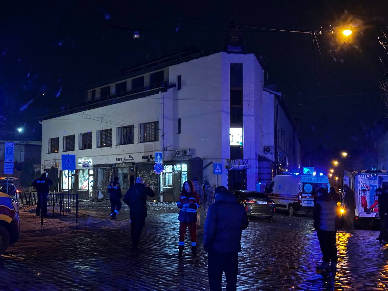 В центрі Львова пролунали вибухи: загинула людина та постраждали правоохоронці