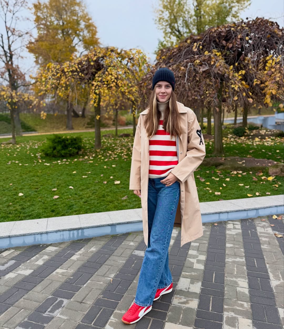 Ярослава Магучіх вразила стильним осіннім "луком": тренч, смуги та акцентні кросівки