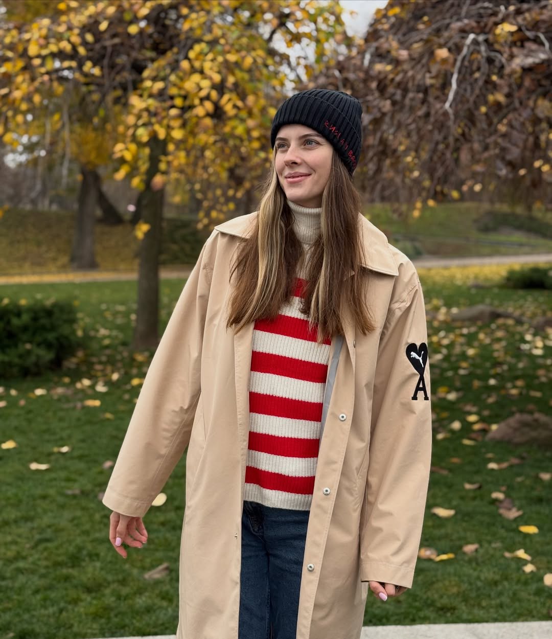 Ярослава Магучіх вразила стильним осіннім "луком": тренч, смуги та акцентні кросівки