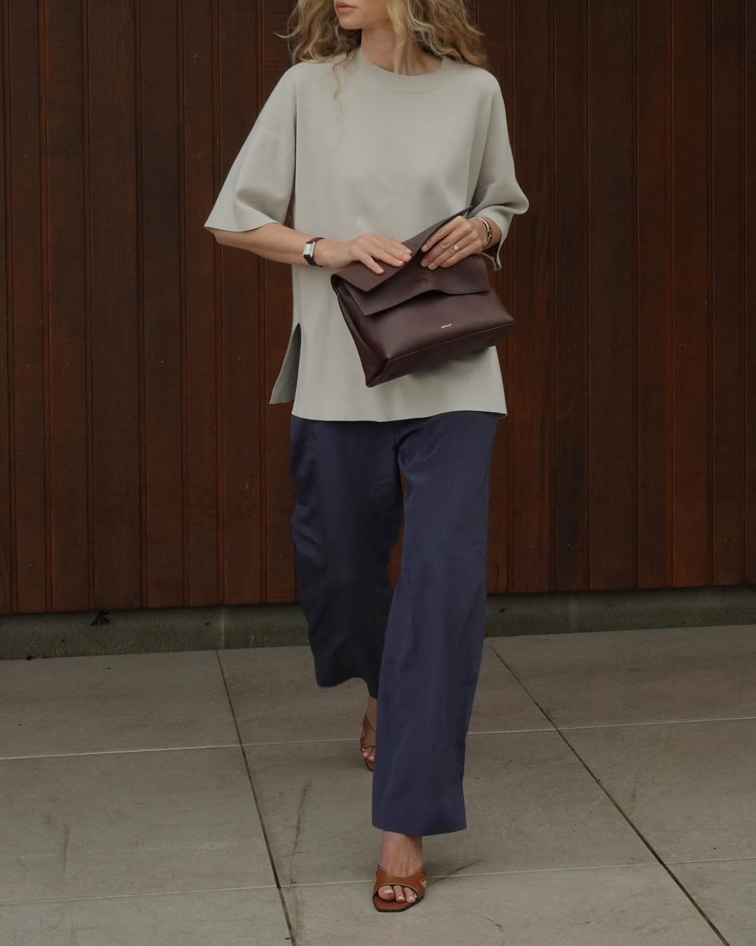 Як носити широкі штани при невисокому зрості: стильні поради, які дійсно працюють