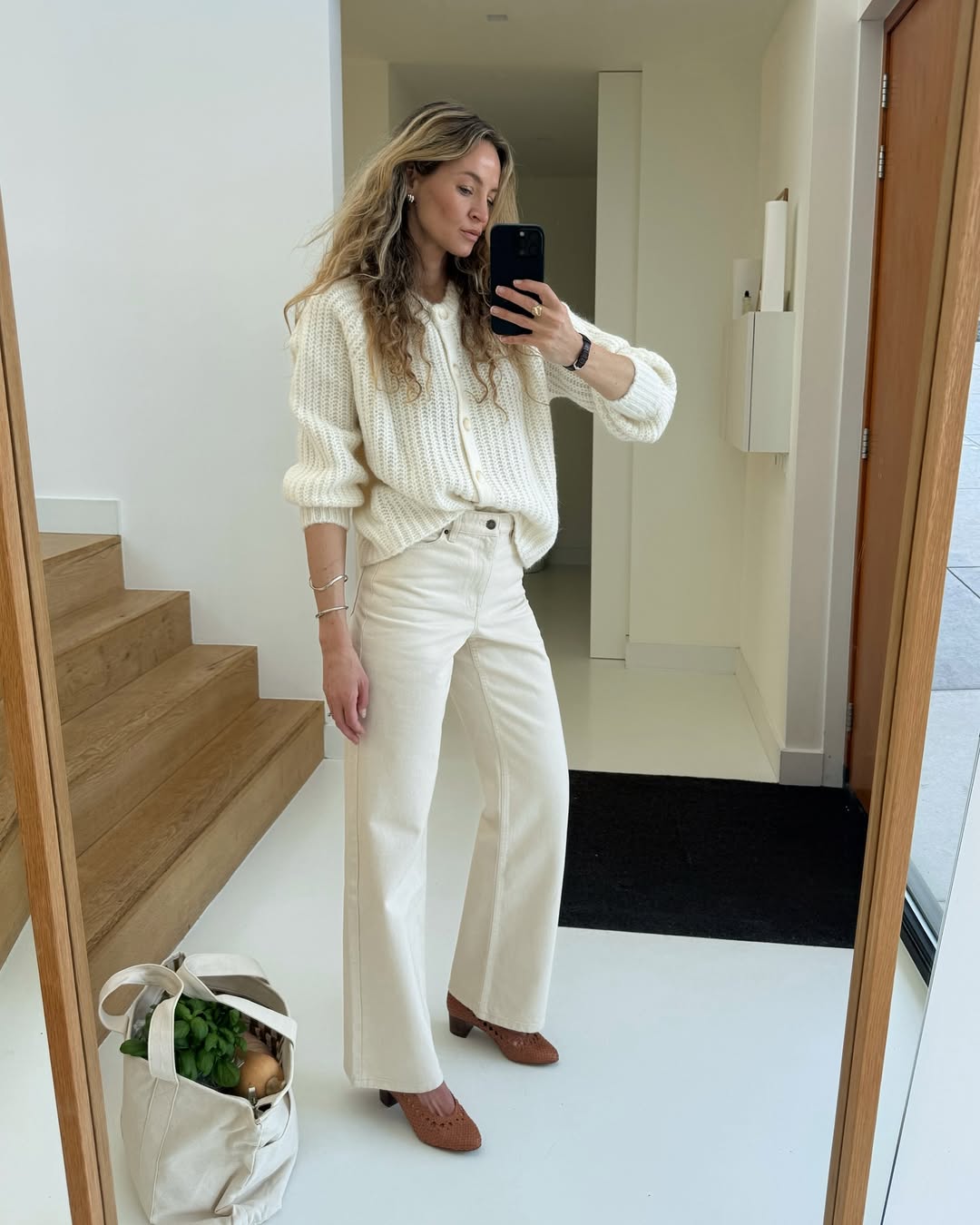 Як носити широкі штани при невисокому зрості: стильні поради, які дійсно працюють