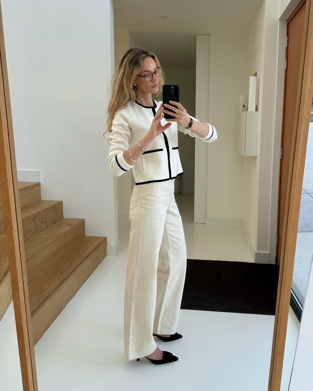 Як носити широкі штани при невисокому зрості: стильні поради, які дійсно працюють