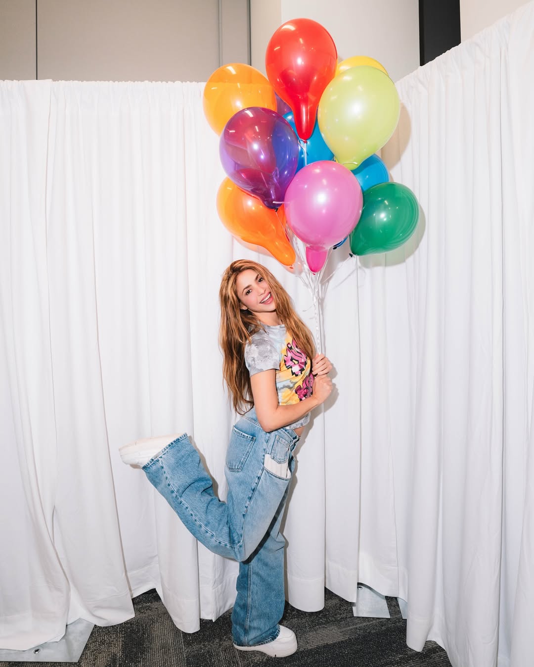 Широкие джинсы снова в моде: как их носят Шакира и Вера Брежнева