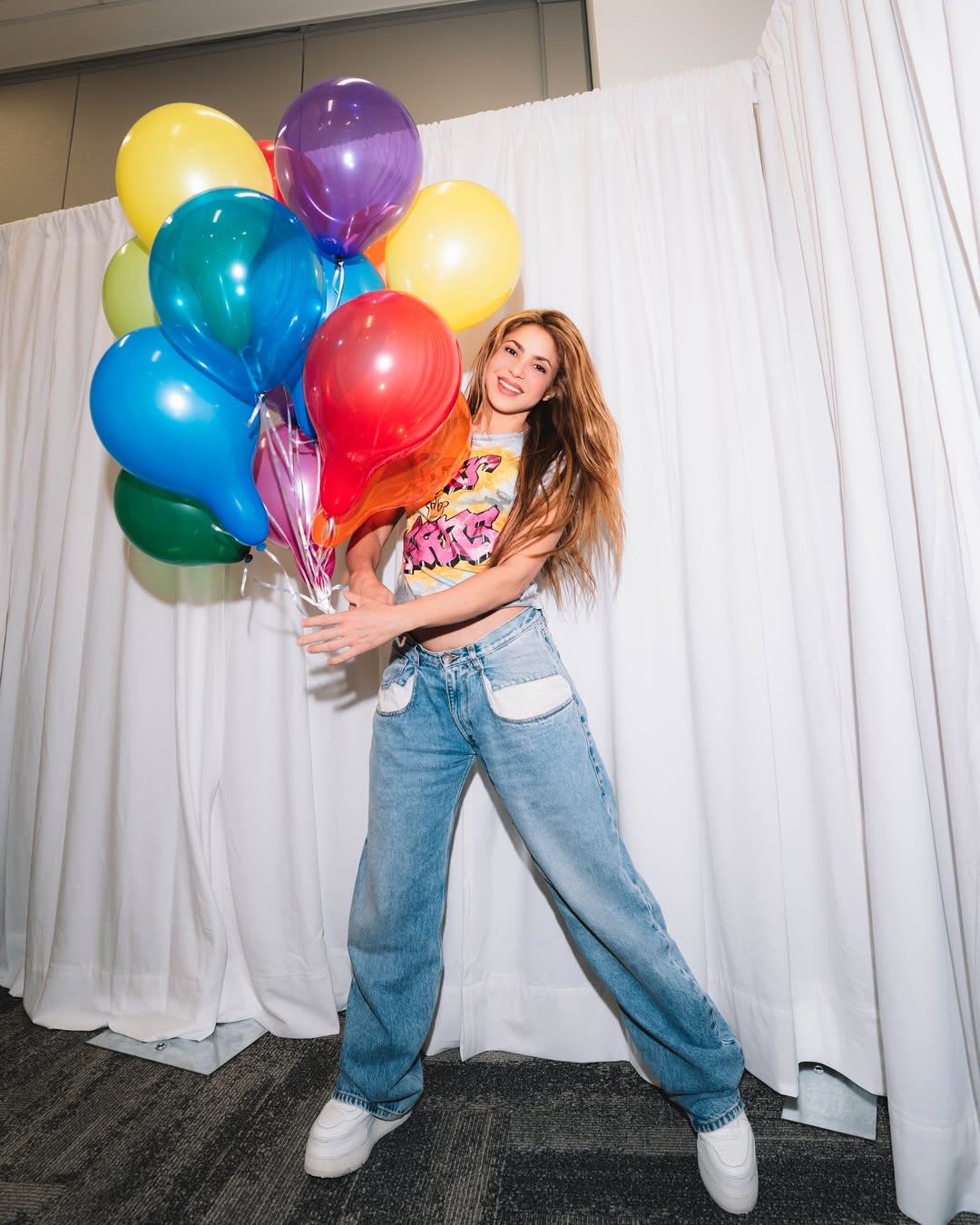 Широкие джинсы снова в моде: как их носят Шакира и Вера Брежнева