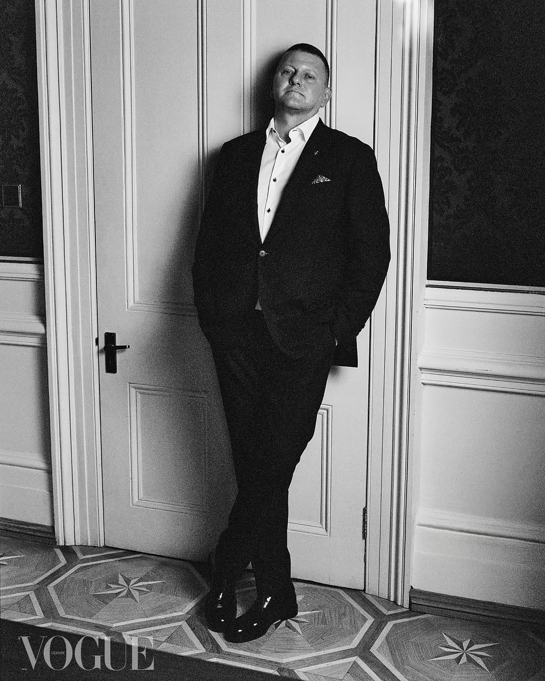 У класичному костюмі з українською символікою: Залужний з’явився на сторінках Vogue (фото)