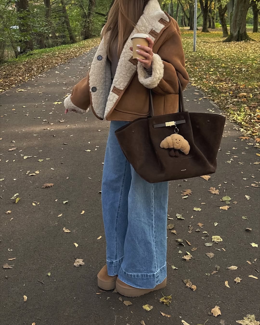 Хутро "баранчик" знову в моді: як його носити взимку 2025-2026