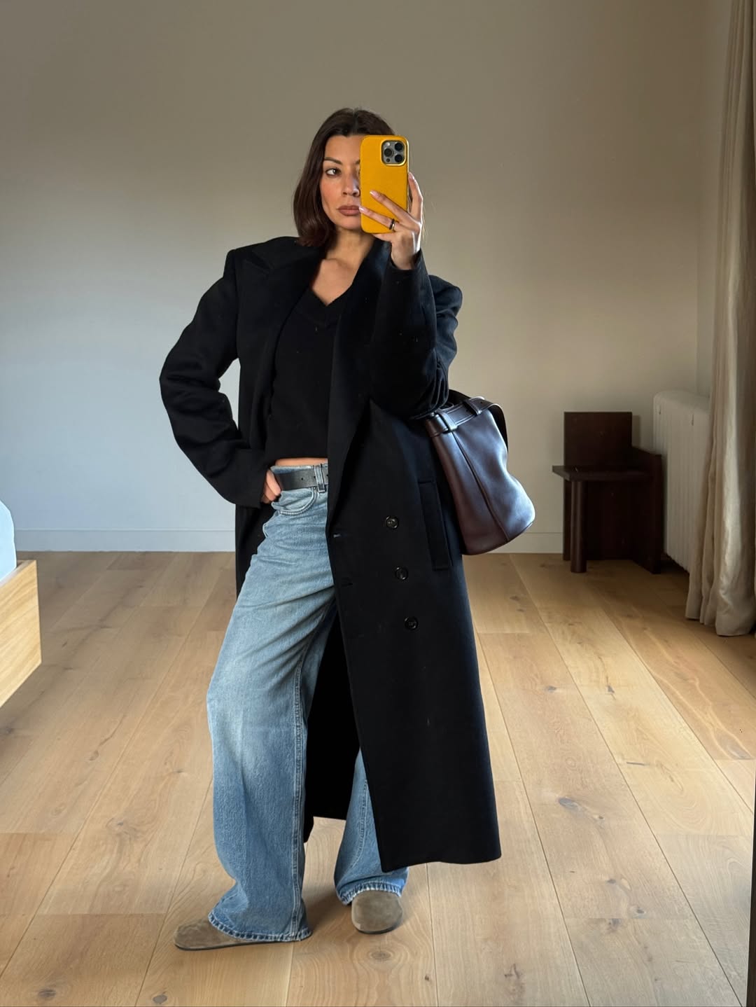 Високі чоботи, сабо та кросівки: що носити з джинсами у 2026 році