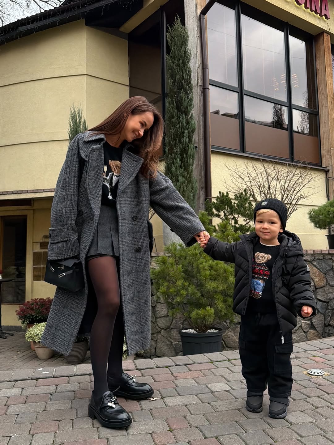 Тренд сезону: блогерка Парфільєва показала стильне поєднання сірого і чорного