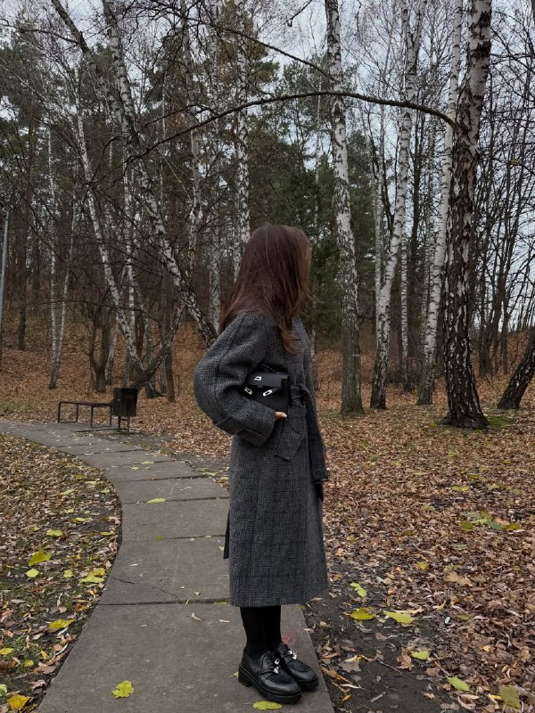 Тренд сезону: блогерка Парфільєва показала стильне поєднання сірого і чорного