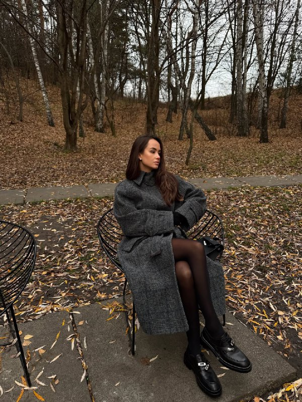 Тренд сезону: блогерка Парфільєва показала стильне поєднання сірого і чорного