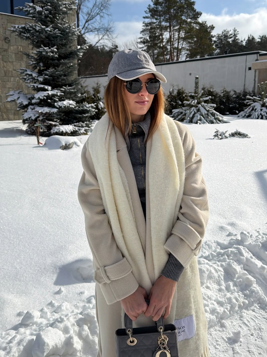 Молочне пальто - головний тренд весни 2026: "лук" дружини Решетніка, який легко повторити