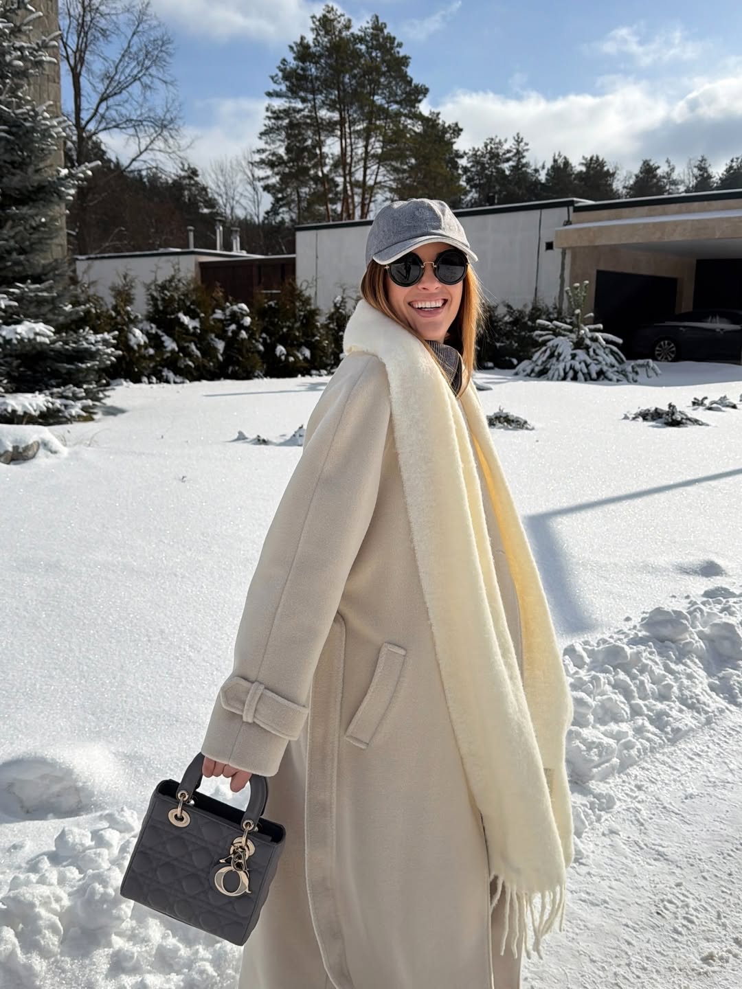 Молочне пальто - головний тренд весни 2026: "лук" дружини Решетніка, який легко повторити